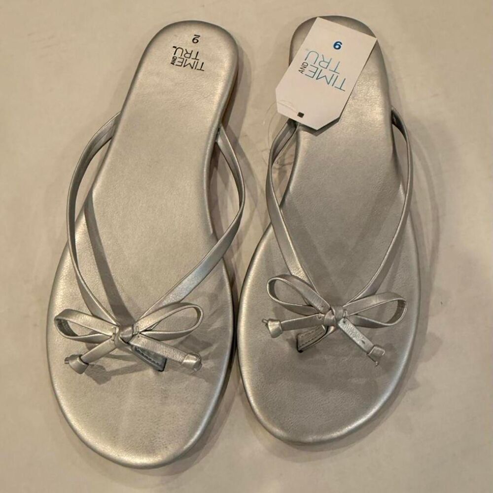Time-and-tru Women's Silver Flipflops